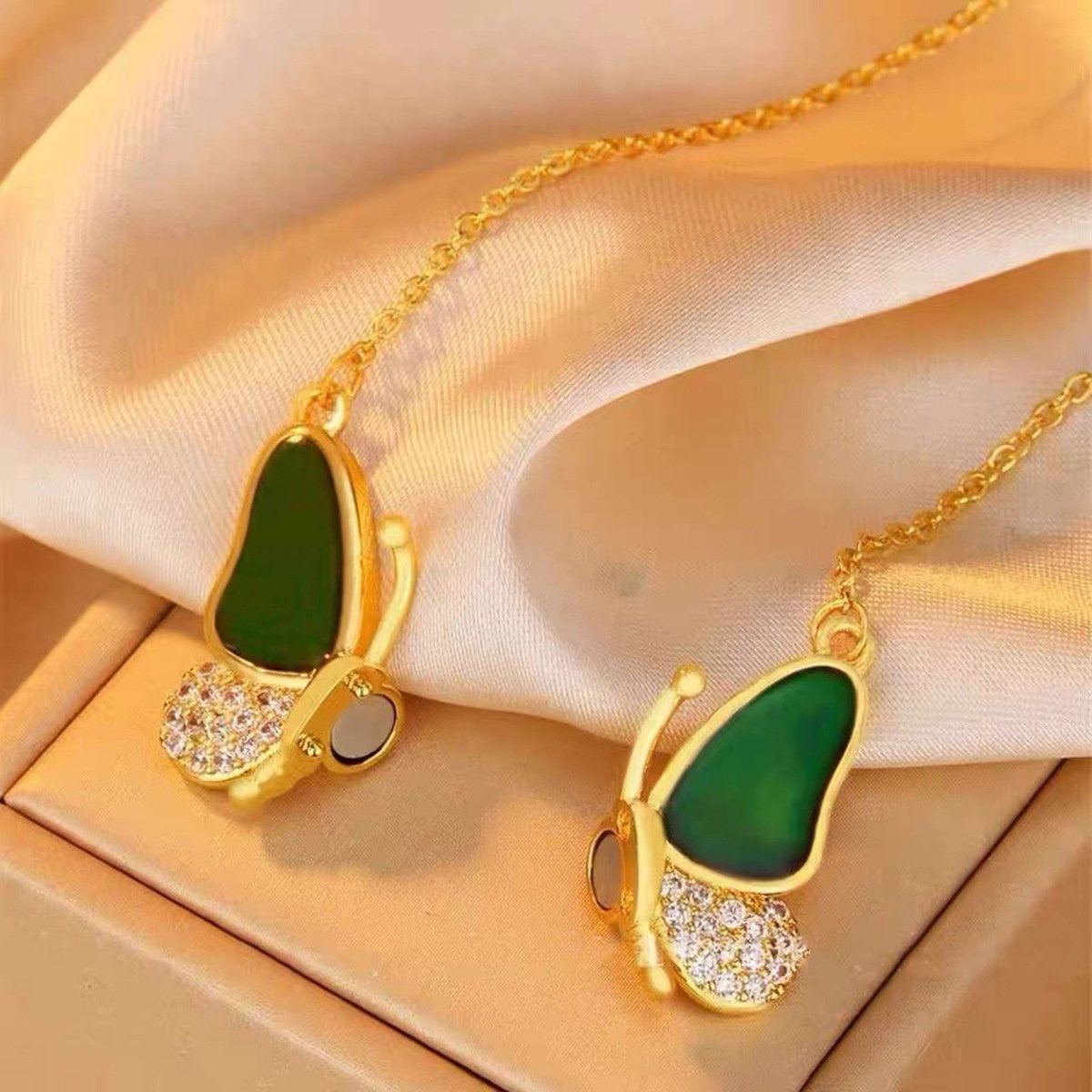 Hot Sale🔥Magnetic Gradient Gemstone Butterfly Necklace