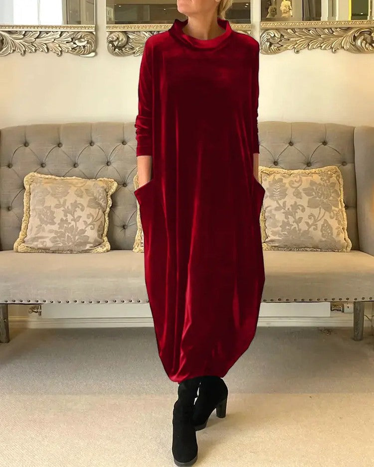 New slimming long dress with round neck.