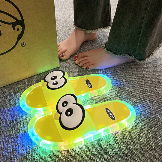 👣👣Cute slippers with cartoon motifs that glow